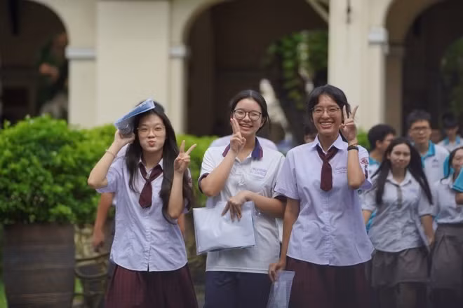 Thí sinh Thành phố Hồ Chí Minh vui vẻ kết thúc môn thi đầu tiên.