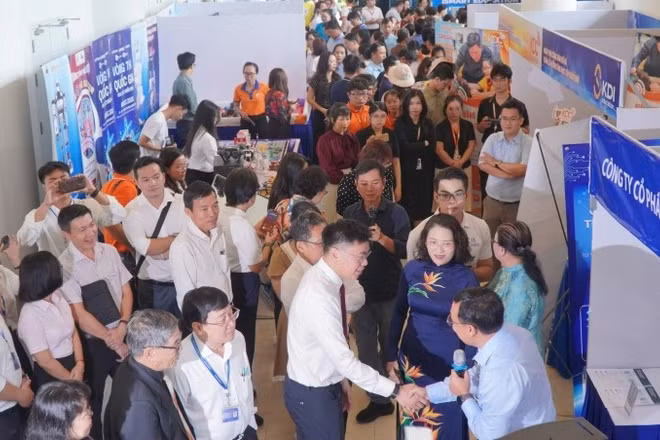 Đại biểu và người dân đến tham quan, tìm hiểu các giải pháp công nghệ được trưng bày tại ngày hội (Ảnh: CTV)