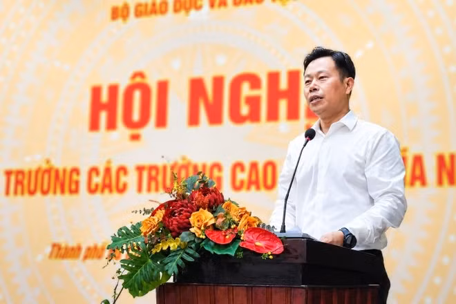Giáo sư, Tiến sĩ Lê Quân, Thứ trưởng Giáo dục và Đào tạo phát biểu tại hội nghị.