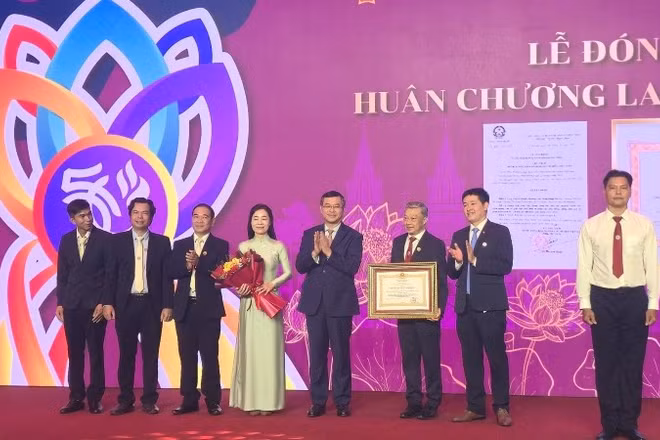 Thừa lệnh Chủ tịch nước, Thứ trưởng Giáo dục và Đào tạo Nguyễn Văn Phúc trao tặng Huân chương Lao động hạng Ba cho Trường đại học Sư phạm Thể dục thể thao Thành phố Hồ Chí Minh.