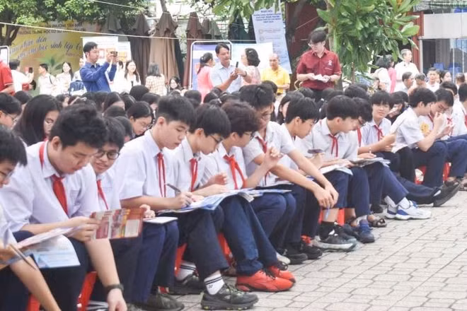 Học sinh tham gia Ngày hội tuyển sinh, hướng nghiệp giáo dục nghề nghiệp (Ảnh: CAO TÂN)