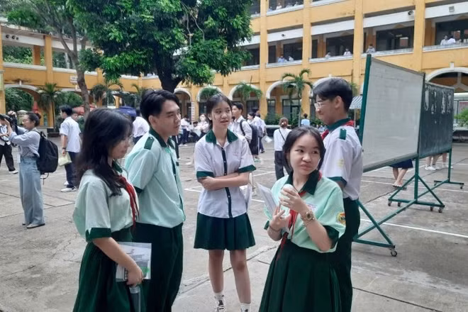 Thí sinh tham gia kỳ thi tuyển sinh lớp 10 công lập năm học 2026-2027 tại Thành phố Hồ Chí Minh.