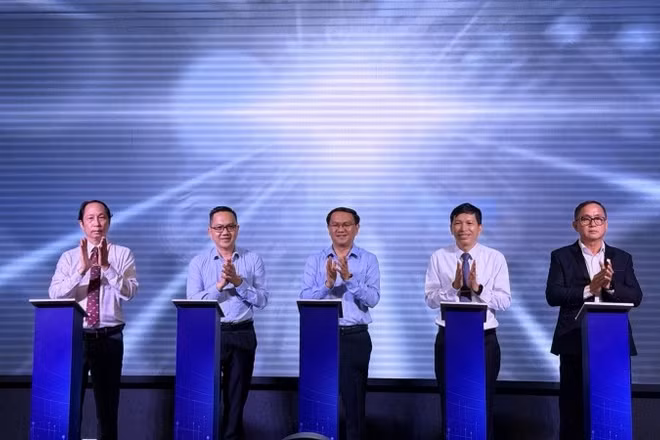 Nghi thức công bố Kế hoạch triển khai chuyển đổi số cho doanh nghiệp nhỏ và vừa.