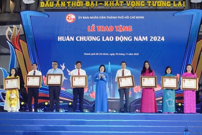Chín nhà giáo vinh dự đón nhận Huân chương Lao động do Chủ tịch nước tặng.