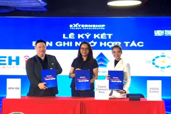 Trường Tài năng UEH.ISB ký kết biên bản hợp tác với các đơn vị triển khai chương trình Externship Talent Accelerator.