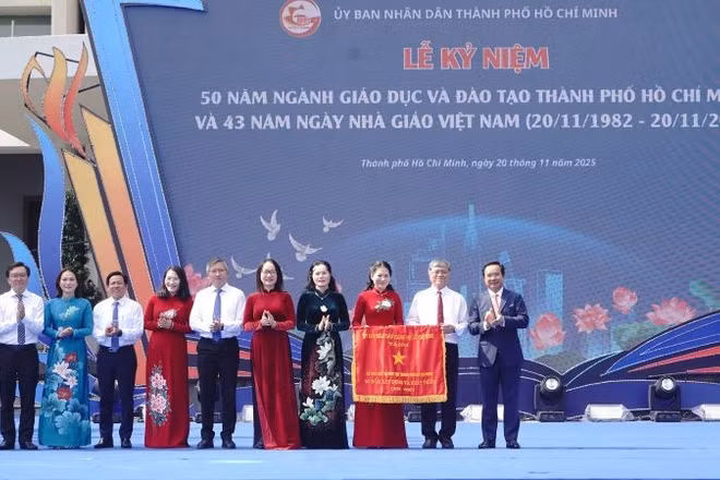 Ủy ban nhân dân Thành phố Hồ Chí Minh trao tặng Cờ truyền thống cho Sở Giáo dục và Đào tạo Thành phố Hồ Chí Minh.
