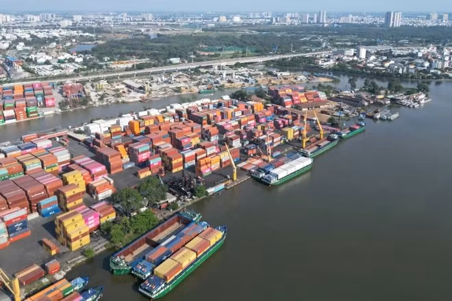 Bốc dỡ hàng hóa tại cảng Trường Thọ, phường Bình Trưng, Thành phố Hồ Chí Minh (Ảnh THẾ ANH).