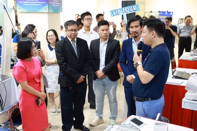 Các đại biểu tham quan các giải pháp công nghệ trưng bày tại triển lãm.