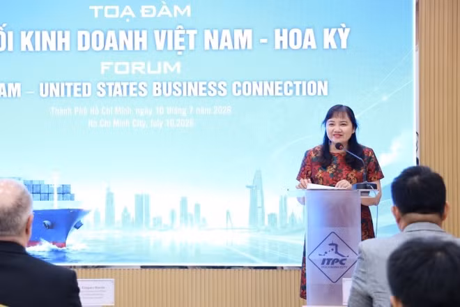 Bà Cao Thị Phi Vân, Phó Giám đốc Trung tâm Xúc tiến thương mại và đầu tư Thành phố Hồ Chí Minh phát biểu tại tọa đàm.