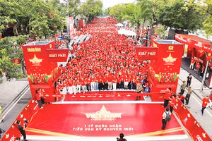 Chương trình đi bộ toàn quốc “Cùng Việt Nam tiến bước”.