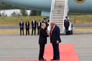 Tổng thống Mỹ Donald Trump gặp Tổng thống Nga Vladimir Putin tại Alaska. Ảnh trong bài | Reuters