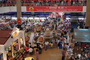 Chợ 4.0 Đồng Xuân, nhiều hộ kinh doanh vẫn thu tiền mặt khi bán hàng.