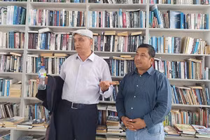 Nhà thơ Azam Obidov (trái) giới thiệu người sáng lập thư viện với các nhà thơ quốc tế.