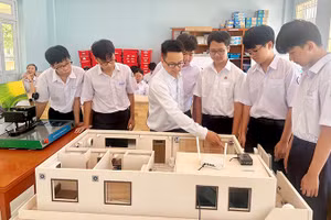 Gắn kết giữa giảng dạy lý thuyết và mô hình thực hành, nghiên cứu khoa học giúp nhiều học sinh trường THPT chuyên Lê Khiết đạt kết quả cao tại các kỳ thi Quốc gia.
