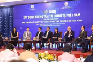 Các diễn giả tham gia thảo luận về các sáng kiến đột phá phát triển Trung tâm tài chính tại Việt Nam.