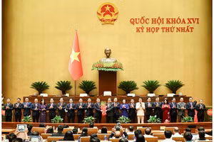 Chủ tịch Quốc hội Trần Thanh Mẫn tặng hoa chúc mừng các thành viên Chính phủ nhiệm kỳ 2026-2031. Ảnh | DUY LINH