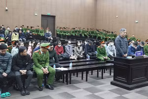 Tòa án nhân dân thành phố Hà Nội xét xử sơ thẩm vụ án đưa và nhận hối lộ xảy ra tại Cục An toàn thực phẩm (Bộ Y tế).