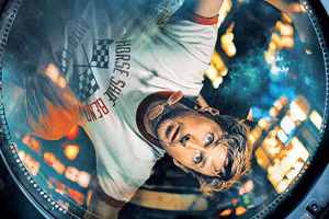 Diễn viên Ryan Gosling thủ vai Ryland Grace - một giáo viên khoa học được giao nhiệm vụ giải cứu thế giới khỏi nguy cơ diệt vong - Ảnh: IMDb