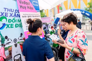 Nhiều người chuyển từ xe máy xăng sang xe máy điện để tiết kiệm chi phí năng lượng.