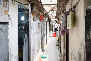 Khu xóm trọ dành cho bệnh nhân hiểm nghèo ở phố Lê Thanh Nghị (Hà Nội), với những phòng trọ chật chội, mái lợp fibro xi-măng luôn nóng hầm hập trong các tháng cao điểm mùa hè.