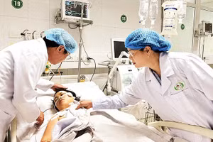 Nhân viên y tế ở Bệnh viện Sản Nhi Nghệ An bị người nhà bệnh nhân đâm ngày 23/10/2025 phải đi cấp cứu. Ảnh | Báo Tiền phong