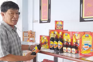 Ông Danh Phú với những sản phẩm một đời tâm huyết.