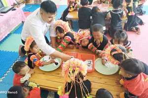 Thầy Lường Văn Độ hằng ngày chăm sóc trẻ, mỗi cuối tuần vượt gần 100 km đường rừng để học nâng chuẩn.