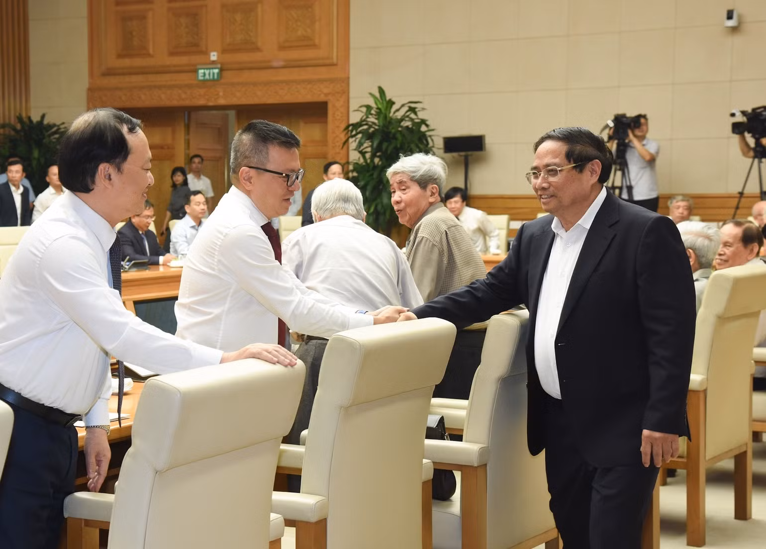 thu-tuong-pham-minh-chinh-bat-tay-cac-dai-bieu-tham-du-cuoc-gap-mat.jpg