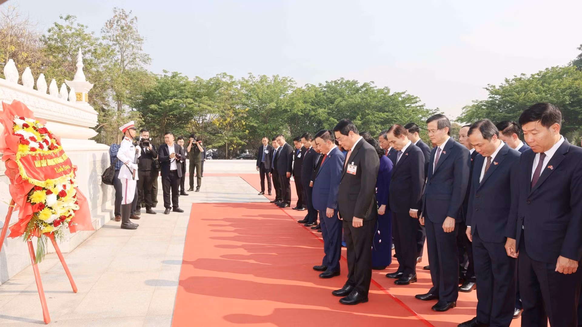 vna-potal-thuong-truc-ban-bi-thu-dat-hoa-tuong-niem-cac-liet-si-vo-danh-lao-8689922.jpg