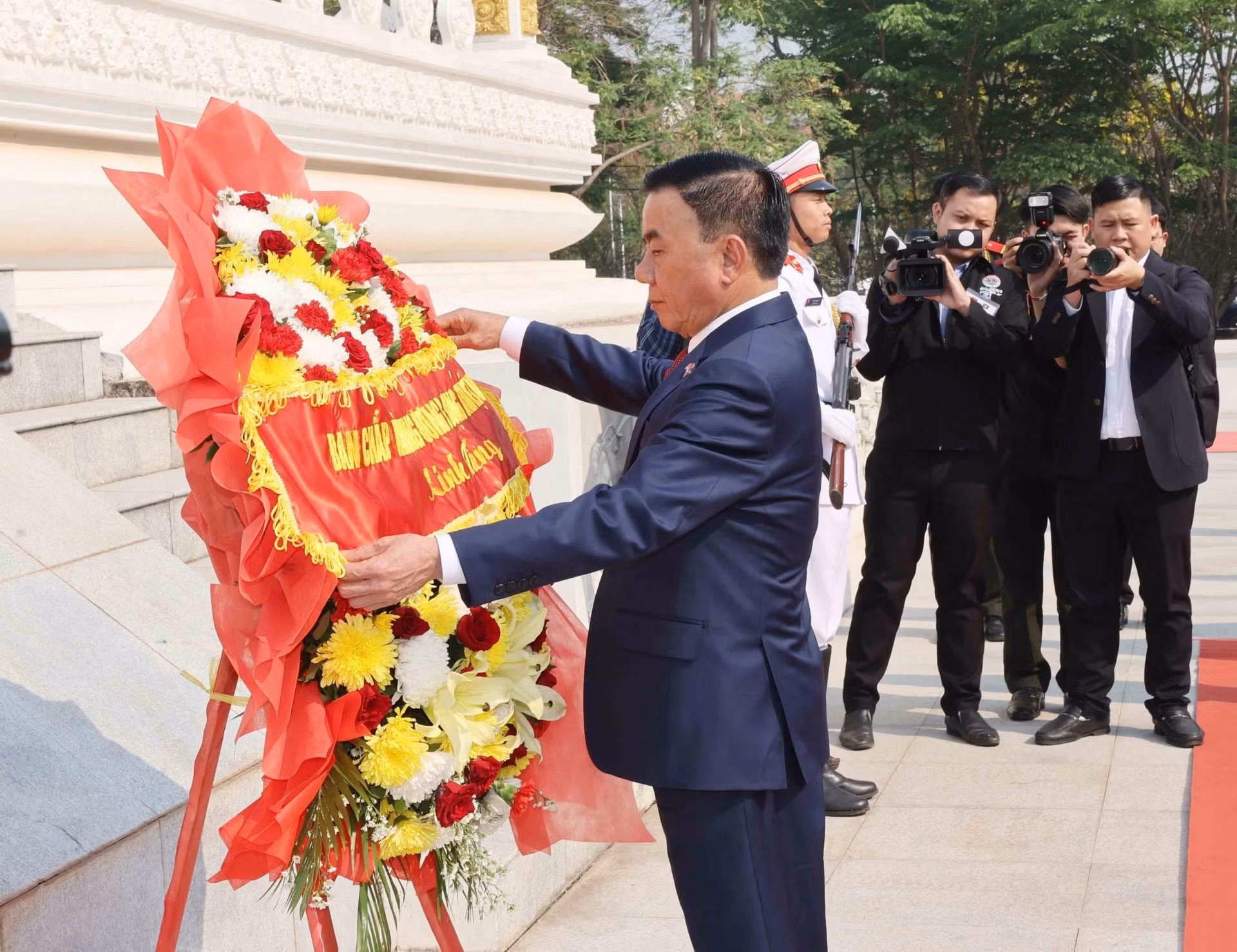 vna-potal-thuong-truc-ban-bi-thu-dat-hoa-tuong-niem-cac-liet-si-vo-danh-lao-8689927.jpg