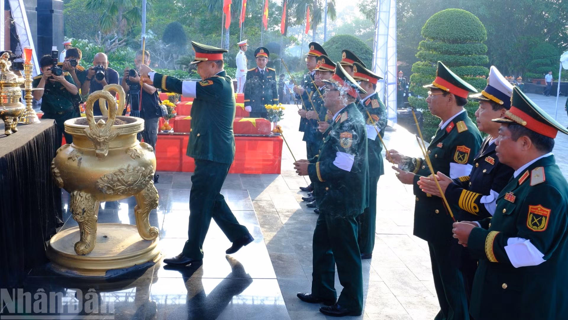 Lãnh đạo Bộ Quốc phòng đưa tiễn các liệt sĩ về nơi an nghỉ cuối cùng.