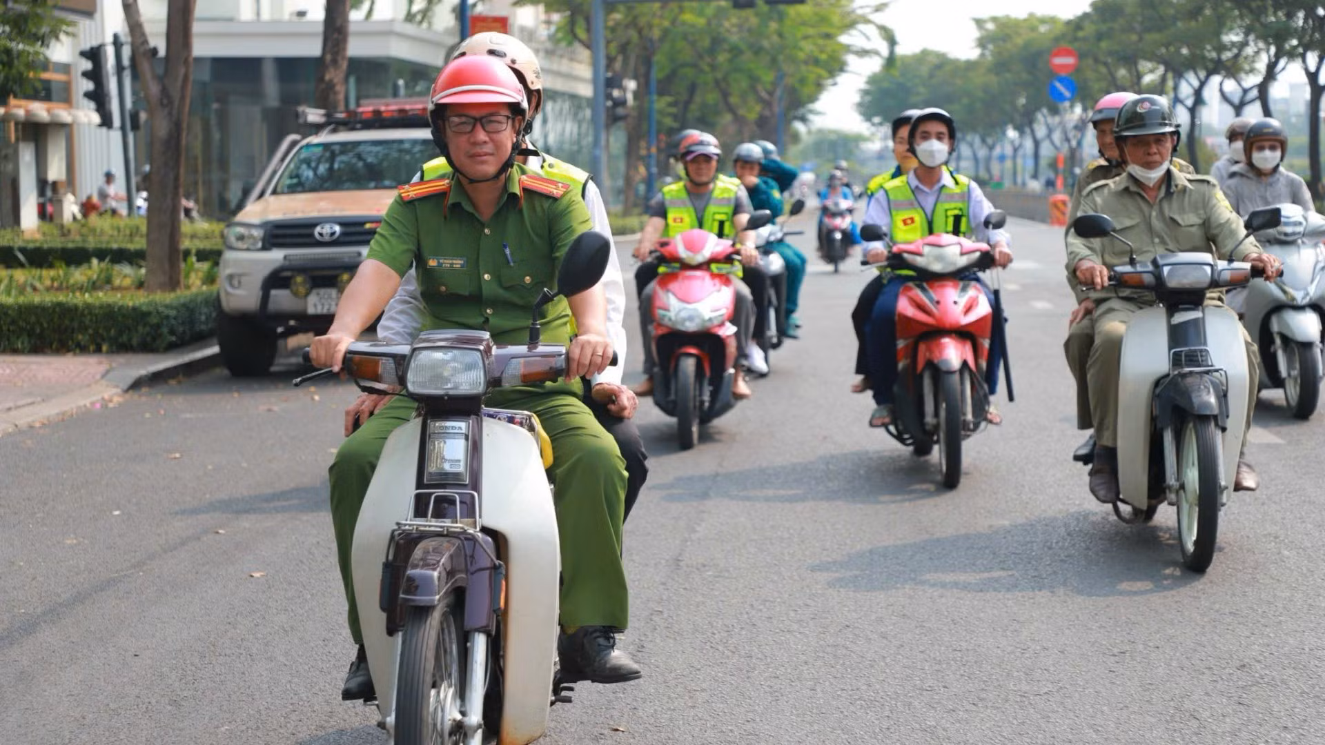 Lực lượng Công an tuần tra cùng các thành viên trong tổ phòng chống tội phạm trên địa bàn phường Vĩnh Hội. 