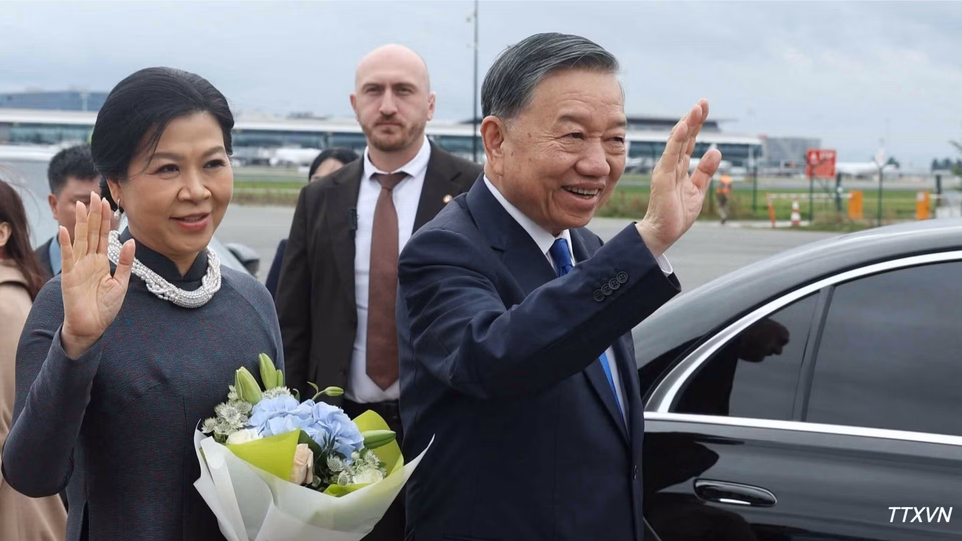 Tổng Bí thư, Chủ tịch nước Tô Lâm và Phu nhân Ngô Phương Ly đến thủ đô Brussels, bắt đầu thăm chính thức EU và Bỉ. (Ảnh: Thống Nhất/TTXVN)