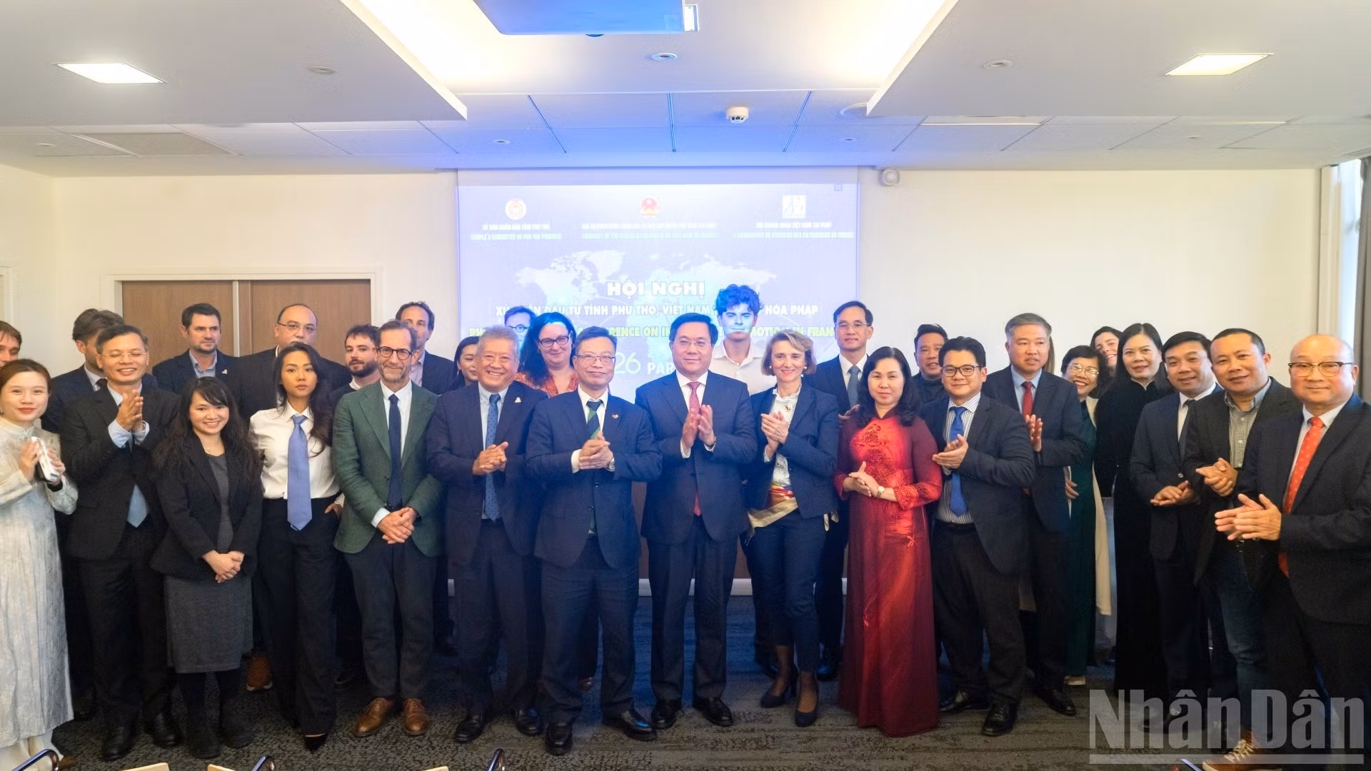 Các đại biểu, đại diện cơ quan và doanh nghiệp Việt Nam và Pháp chụp ảnh lưu niệm tại Hội nghị xúc tiến đầu tư tỉnh Phú Thọ tại Pháp, ngày 29/10. (Ảnh: TRUNG HƯNG)