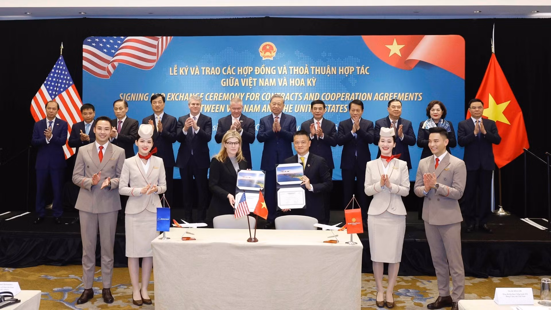 vna-potal-tong-bi-thu-chung-kien-le-ky-va-trao-cac-thoa-thuan-hop-tac-giua-viet-nam-va-hoa-ky-8598053.jpg