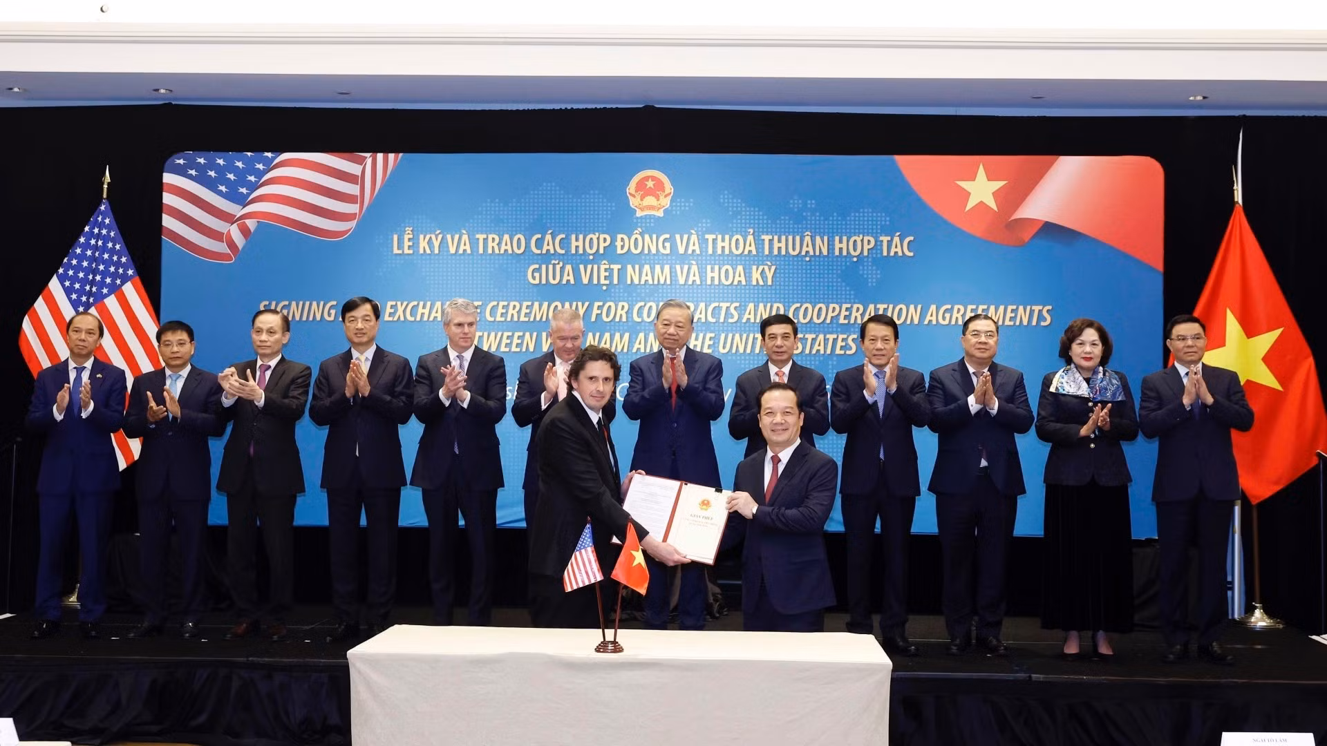 vna-potal-tong-bi-thu-chung-kien-le-ky-va-trao-cac-thoa-thuan-hop-tac-giua-viet-nam-va-hoa-ky-8598046.jpg