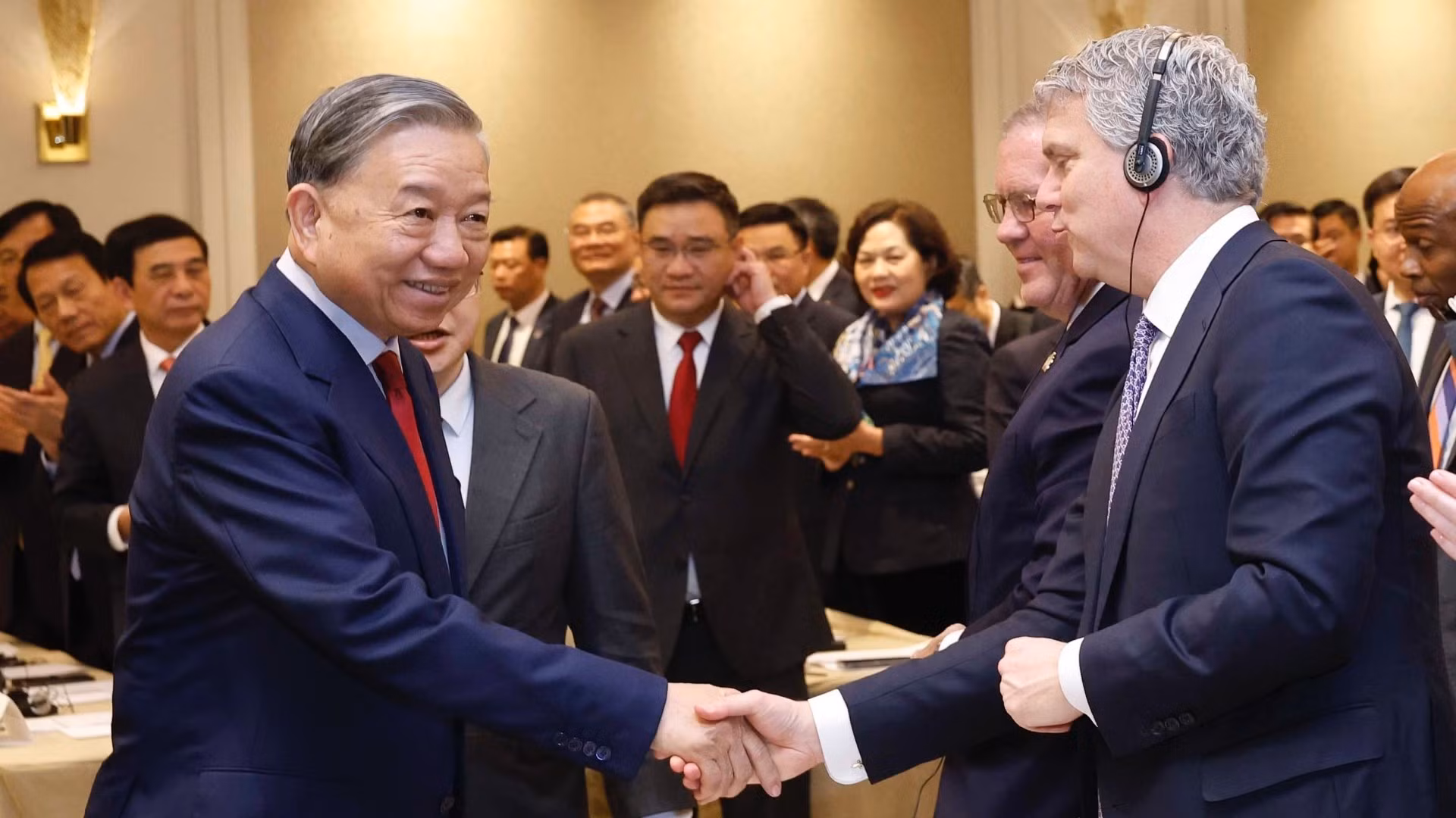 vna-potal-tong-bi-thu-chung-kien-le-ky-va-trao-cac-thoa-thuan-hop-tac-giua-viet-nam-va-hoa-ky-8598057.jpg