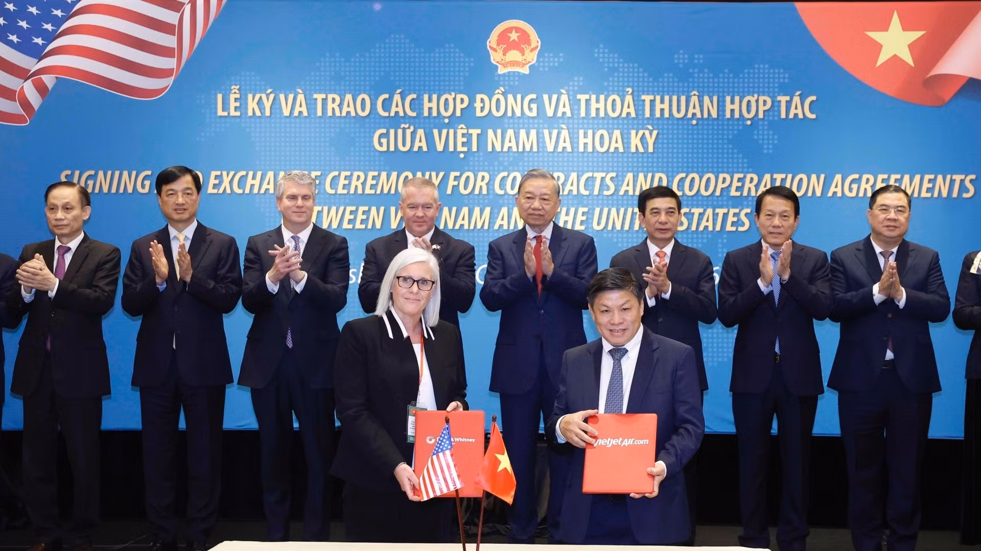 Tổng Bí thư Tô Lâm chứng kiến lễ trao Hợp đồng lựa chọn mua động cơ và dịch vụ bảo dưỡng giữa VietjetAir (Việt Nam) và Pratt & Whitney (Hoa Kỳ) cho 137 tàu bay với động cơ GTF. (Ảnh: Thống Nhất/TTXVN)