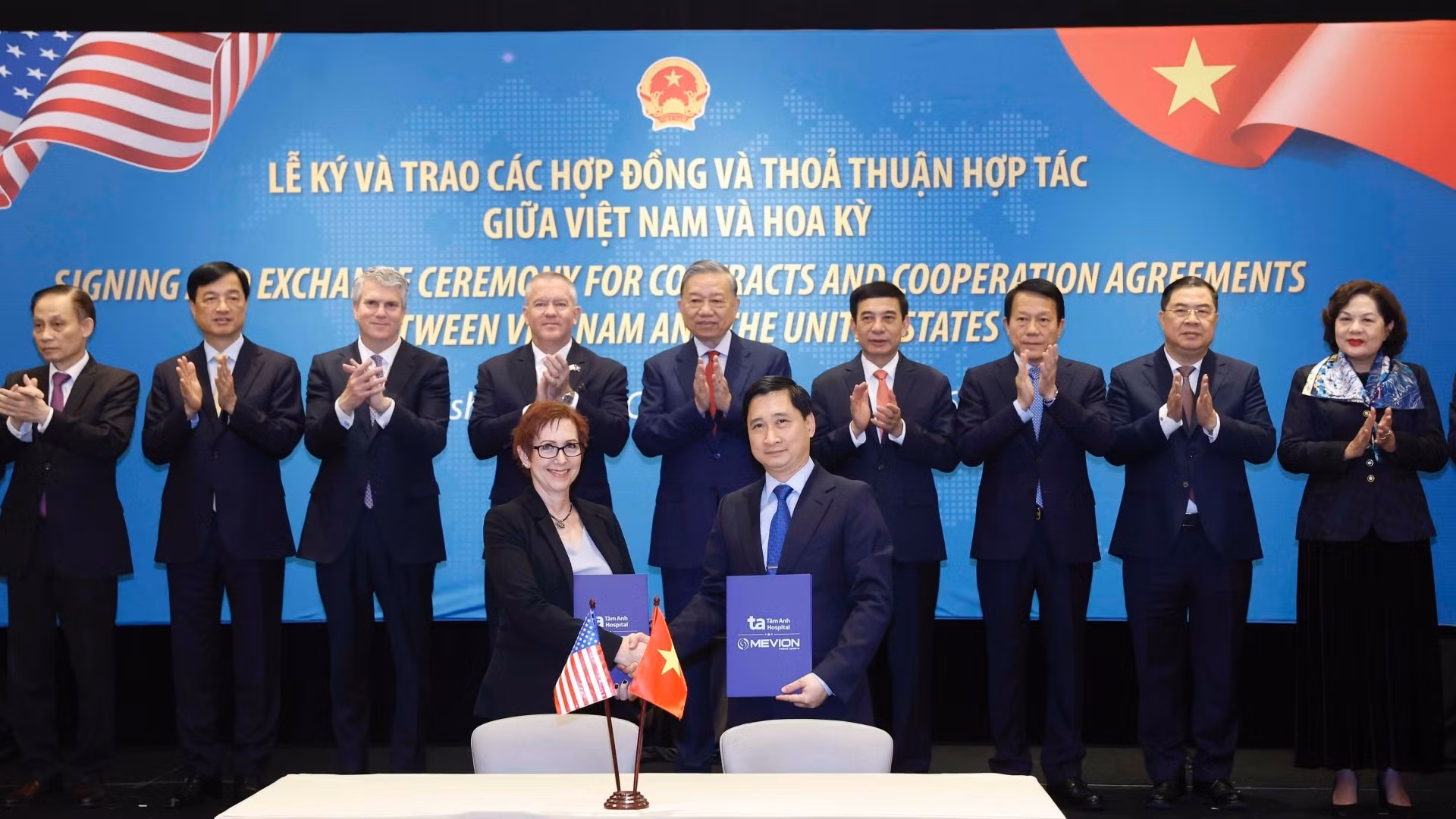 vna-potal-tong-bi-thu-chung-kien-le-ky-va-trao-cac-thoa-thuan-hop-tac-giua-viet-nam-va-hoa-ky-8598058.jpg