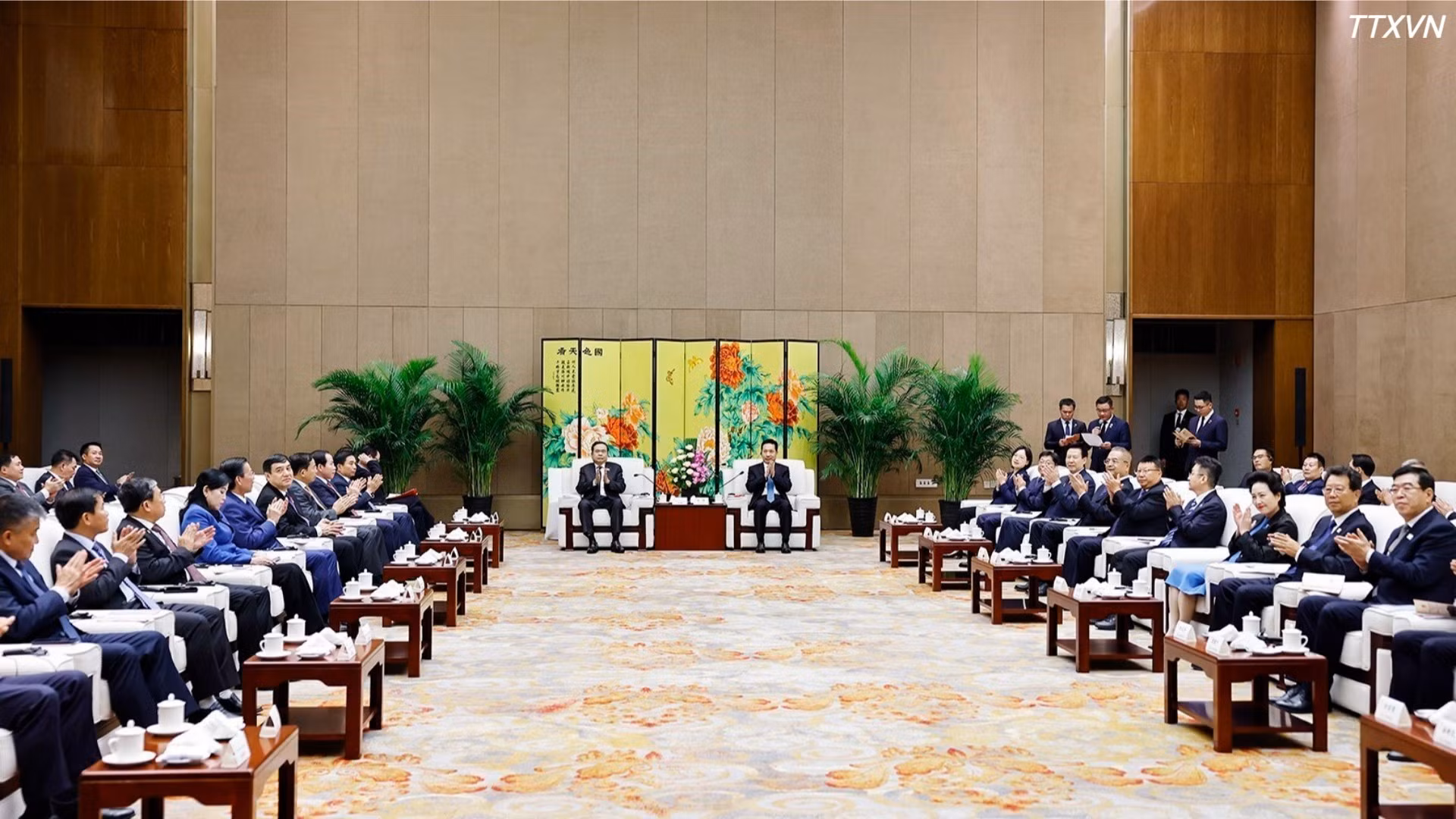 vna-potal-chu-tich-quoc-hoi-tran-thanh-man-tiep-bi-thu-tinh-uy-tinh-thiem-tay.jpg