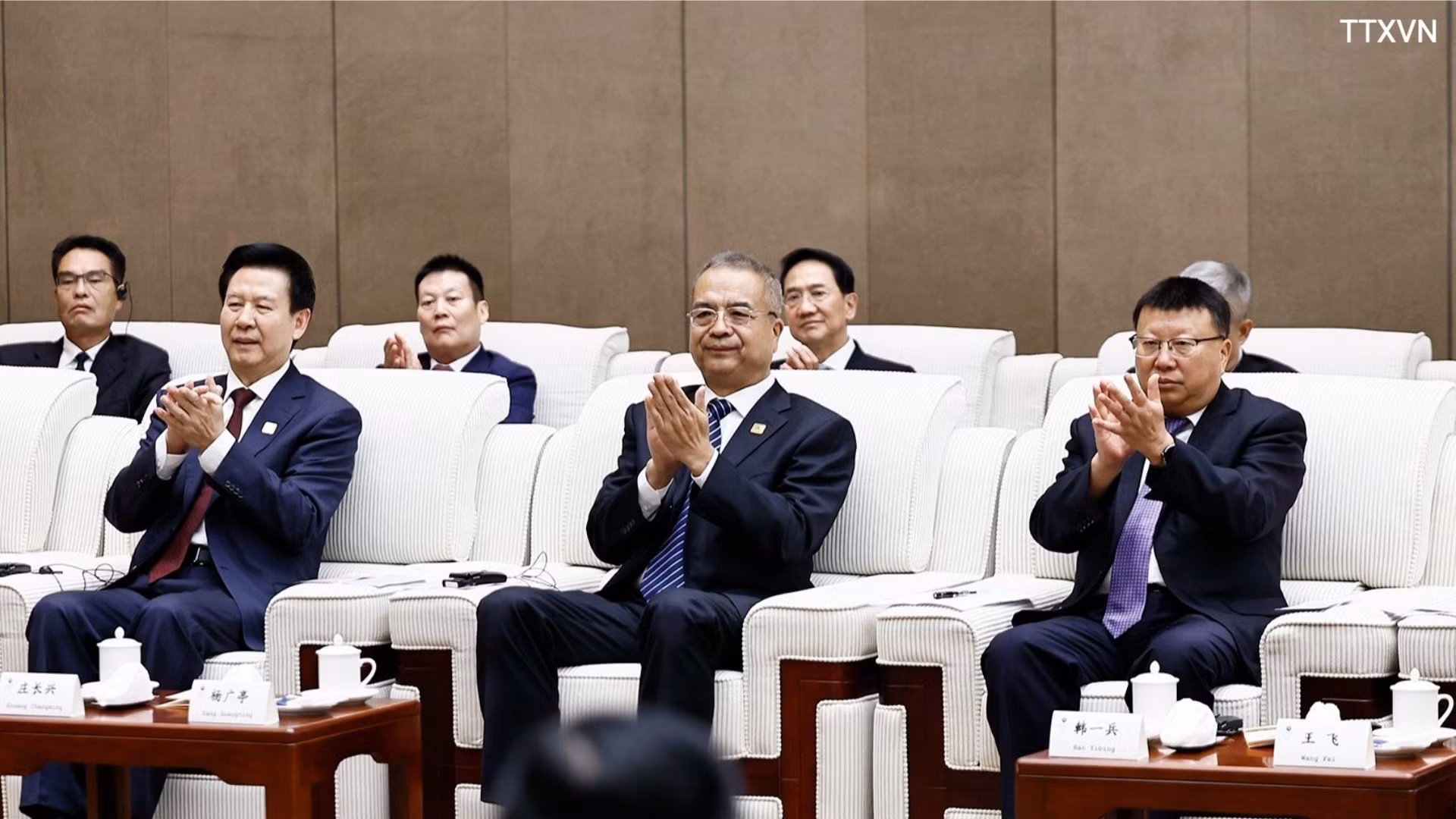 vna-potal-chu-tich-quoc-hoi-tran-thanh-man-tiep-bi-thu-tinh-uy-tinh-thiem-tay-1065.jpg
