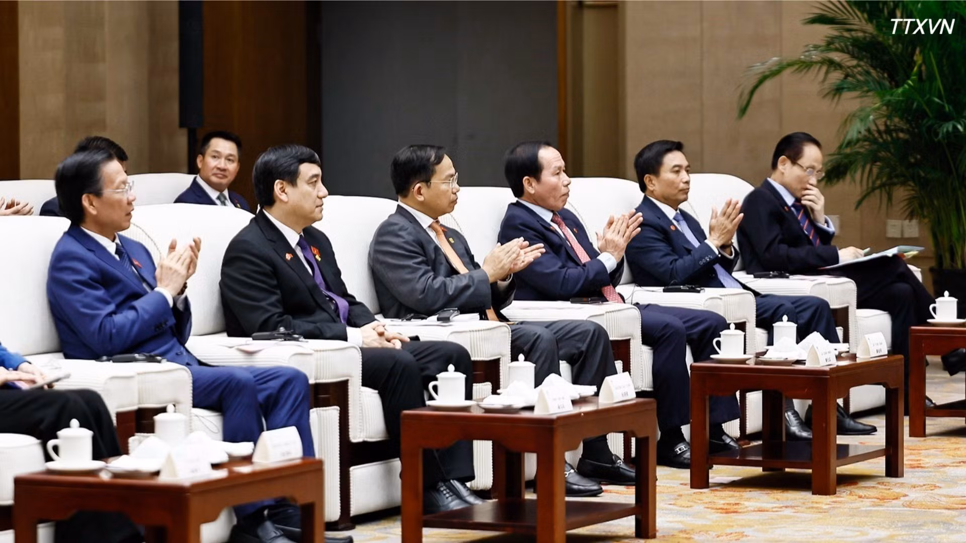vna-potal-chu-tich-quoc-hoi-tran-thanh-man-tiep-bi-thu-tinh-uy-tinh-thiem-tay-7031.jpg