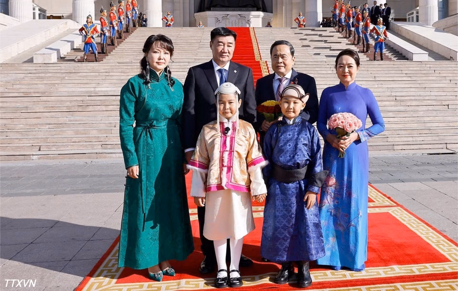 vna-potal-le-don-chu-tich-quoc-hoi-tran-thanh-man-va-phu-nhan-tham-chinh-thuc-mong-co-7060.jpg