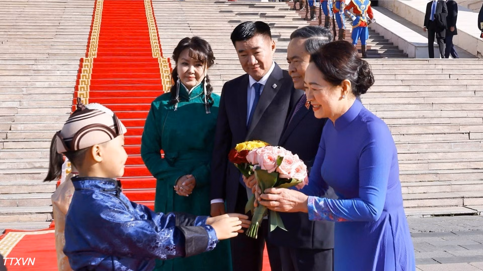 vna-potal-le-don-chu-tich-quoc-hoi-tran-thanh-man-va-phu-nhan-tham-chinh-thuc-mong-co-848.jpg