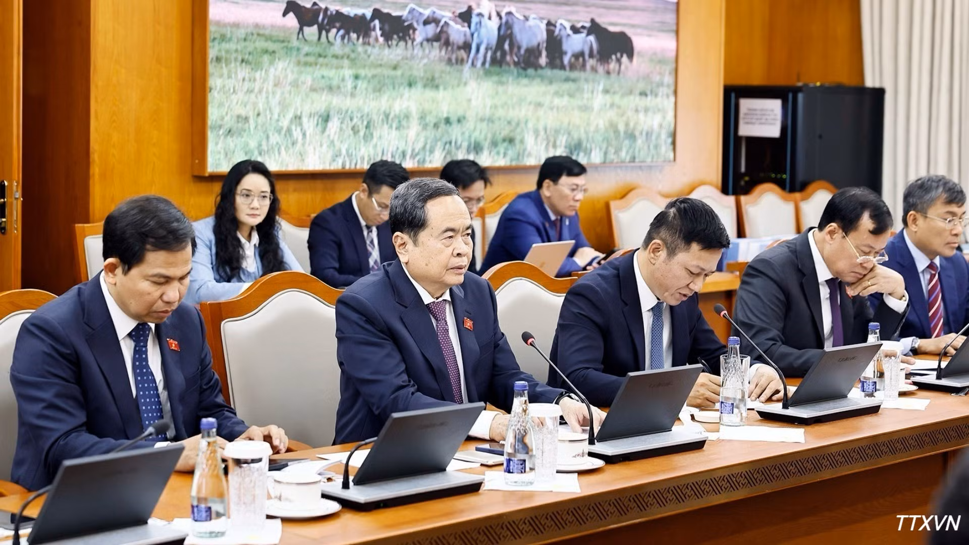 vna-potal-chu-tich-quoc-hoi-tiep-nhom-nghi-si-huu-nghi-mong-co-viet-nam-9298.jpg