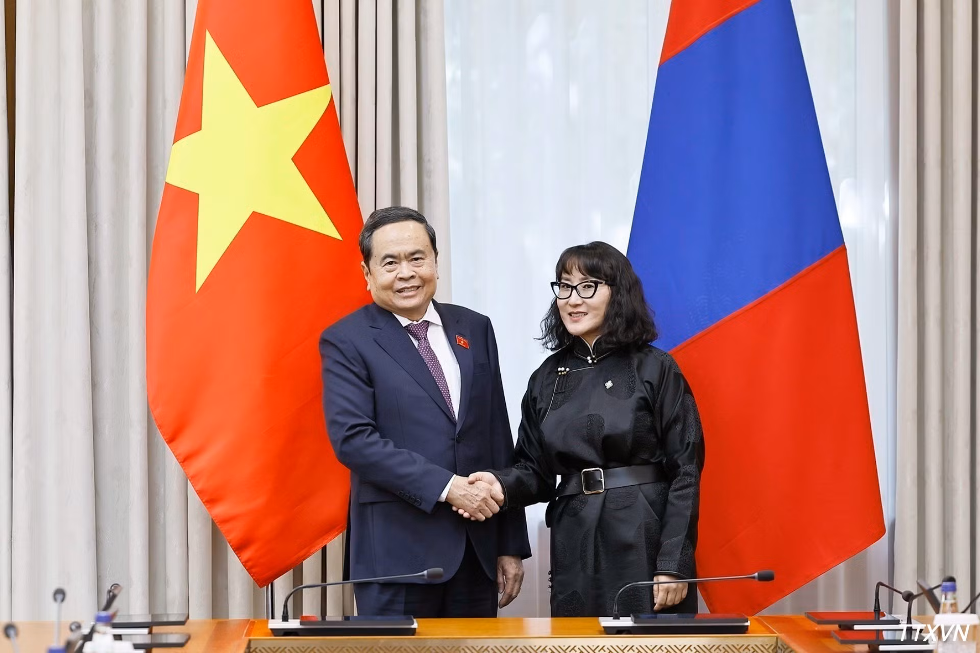 vna-potal-chu-tich-quoc-hoi-tiep-nhom-nghi-si-huu-nghi-mong-co-viet-nam-6637.jpg