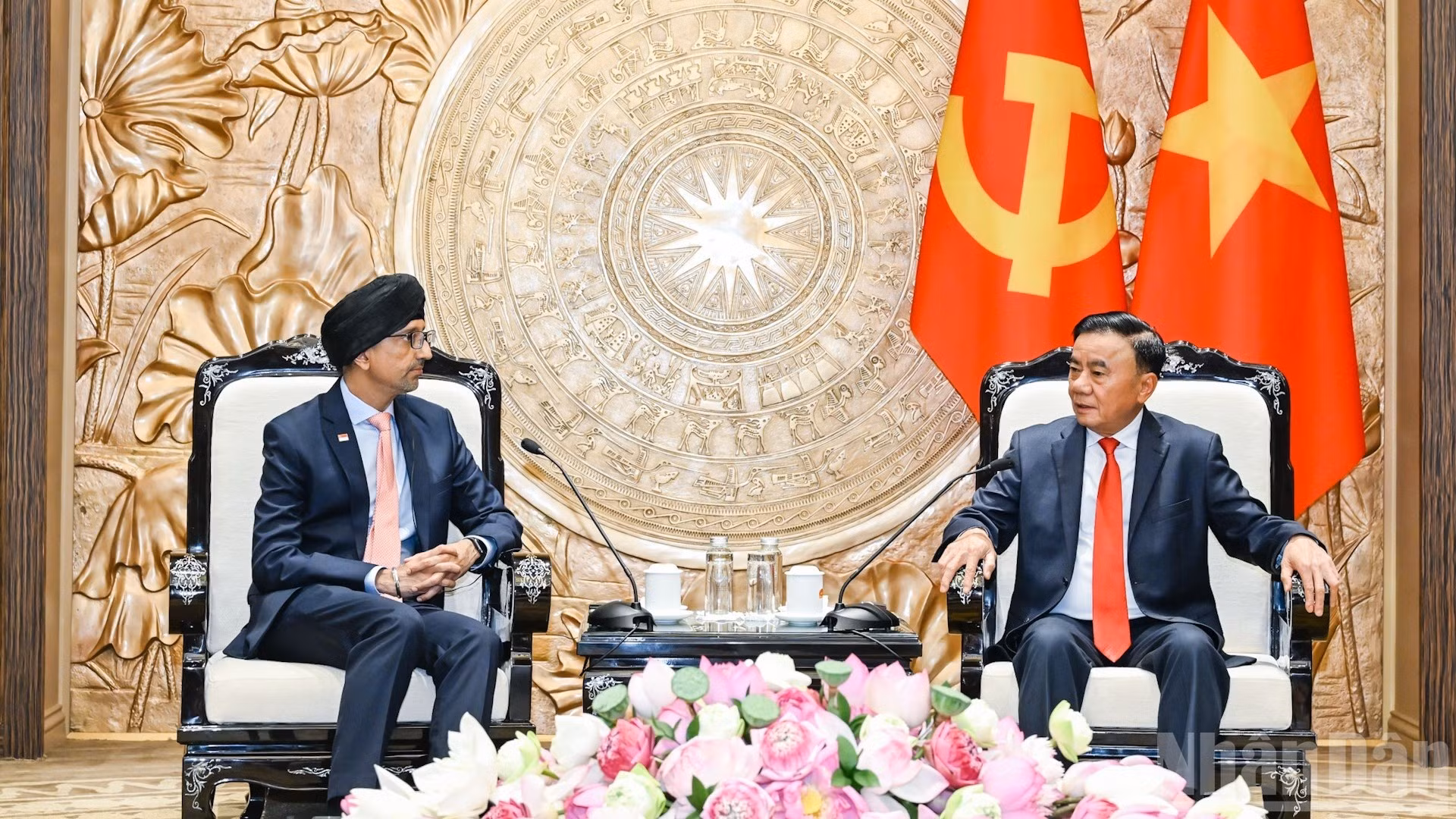 Thường trực Ban Bí thư Trần Cẩm Tú tiếp Đại sứ Singapore Rajpal Singh. (Ảnh: DUY LINH)