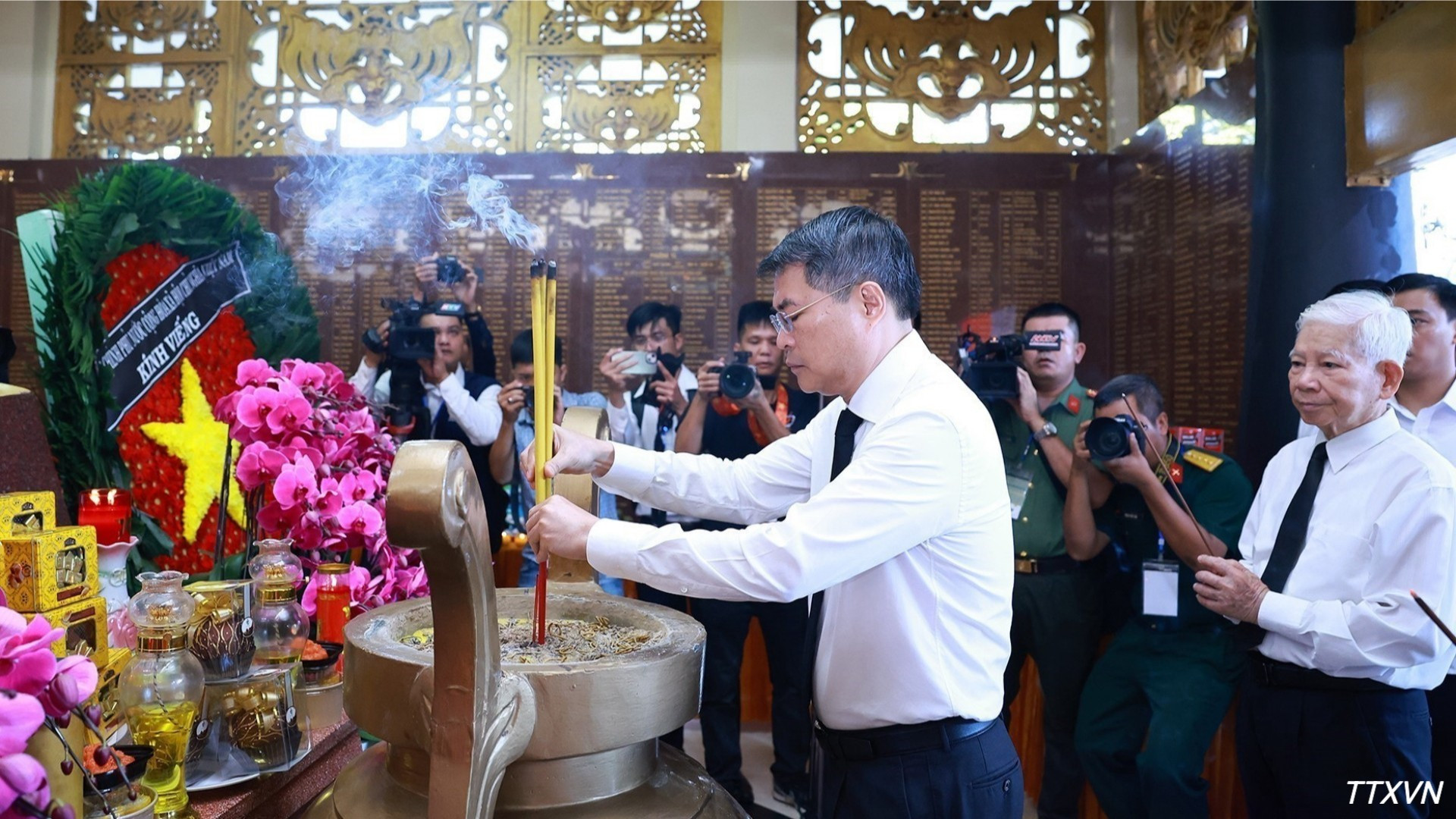 Thủ tướng Lê Minh Hưng dâng hoa, dâng hương tưởng niệm các Anh hùng liệt sĩ tại Nhà bia Liệt sĩ trong Công viên văn hóa Lê Thị Riêng. (Ảnh: Dương Giang/TTXVN)