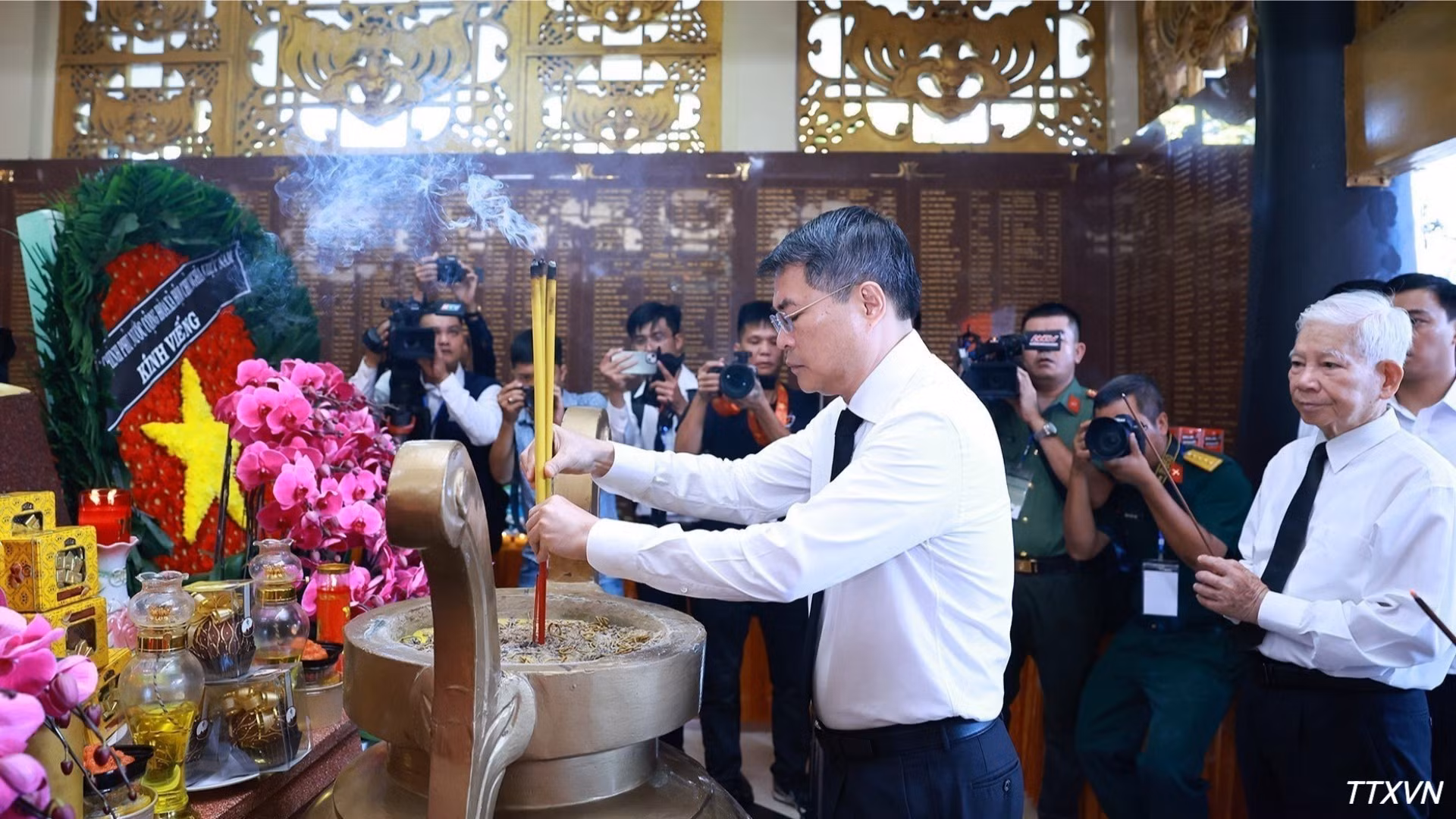 vna-potal-thu-tuong-du-le-vieng-truy-dieu-va-an-tang-hai-cot-liet-si-tai-cong-vien-van-hoa-le-thi-rieng.jpg