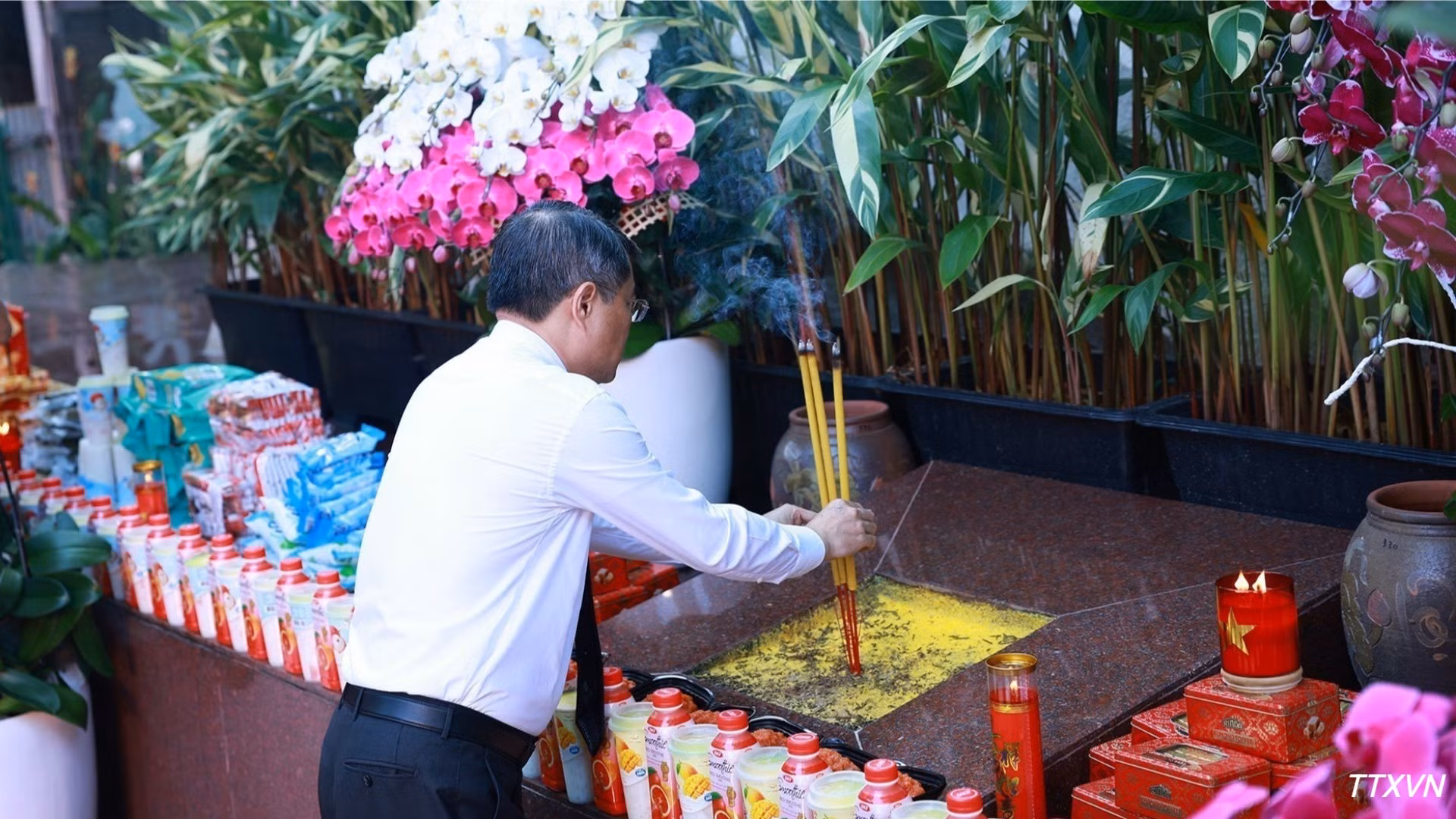 vna-potal-thu-tuong-du-le-vieng-truy-dieu-va-an-tang-hai-cot-liet-si-tai-cong-vien-van-hoa-le-thi-rieng-8457.jpg